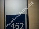 tabliczka z numerem pokoju i brailem