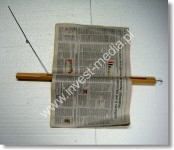 stojak z drewna na gazety
